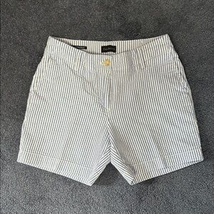 Talbots women’s Petite Sz 4 blue seersucker Flat Front Shorts, 5 1/2” length